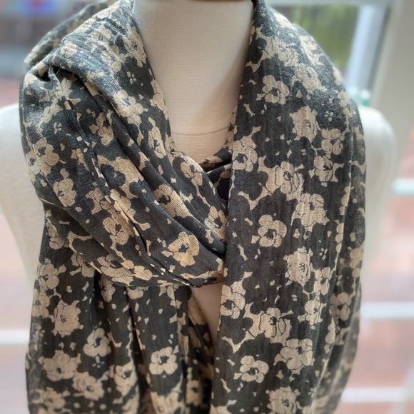 American Eagle Outfitters Accessories - American Eagle Outfitters flowered scarf